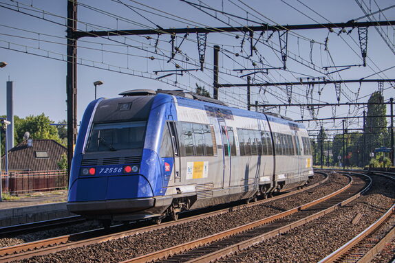 un-ter-en-provenance-de-paris-austerlitz-franchit-la-gare-de-athis-mons-a-destination-de-vendome-photo-sipa-patrick-leveque-1703446995.jpg